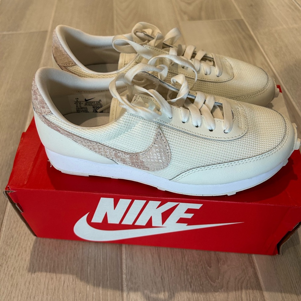 Nike women's Daybreak, Size 6 NWT